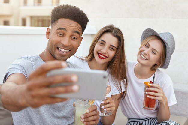 Freunde verbringen Zeit zusammen halten Gläser mit Wein