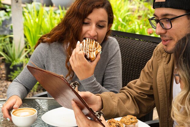 Freunde zusammen auf der Kaffeeterrasse