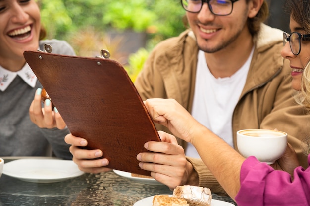 Freunde zusammen auf der Kaffeeterrasse