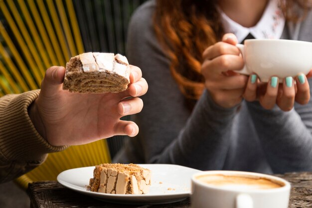 Freunde zusammen in der Kaffeestube mit Süßigkeiten