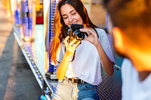 Freundin, die Foto des Freundes an der Messe macht