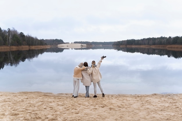 Freundinnen, die auf Reisen den See betrachten