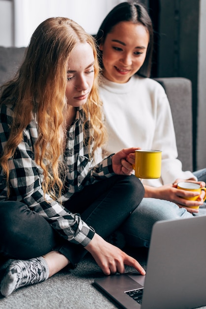 Freundinnen, die Film auf Laptop aufpassen