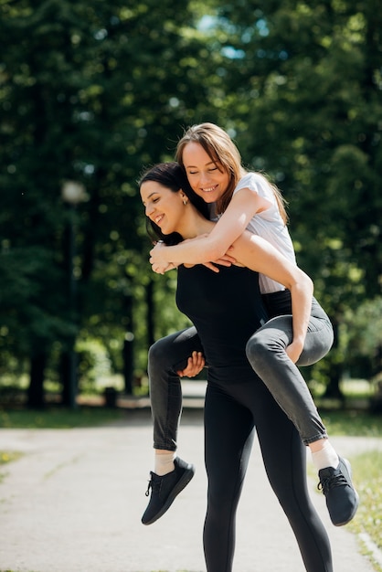 Freundinnen, die genießen, Zeit im Park zu verbringen