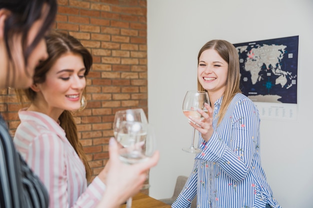 Freundinnen, die zu Hause tanzen und lachen