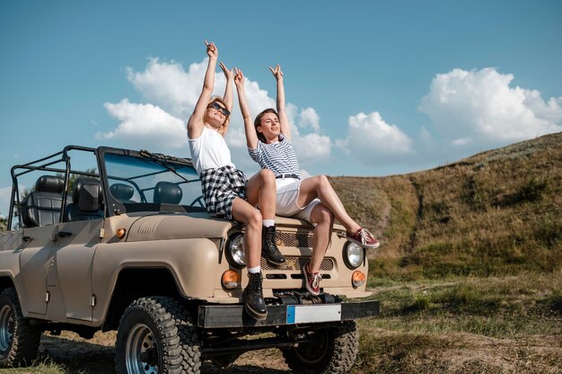 Freundinnen haben eine schöne Zeit auf Reisen mit dem Auto