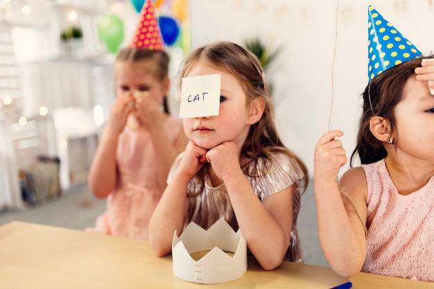 Kostenloses Foto freundinnen im farbigen mützenspielen