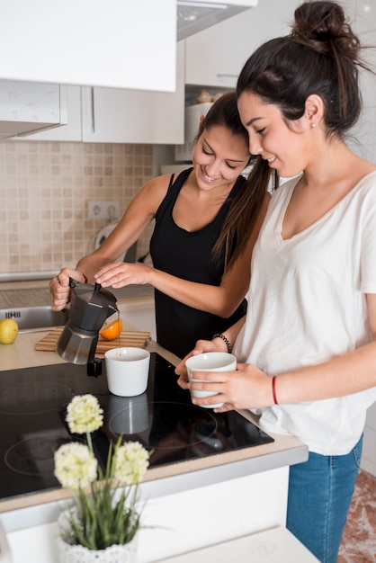 Freundinnen in der Küche kochen