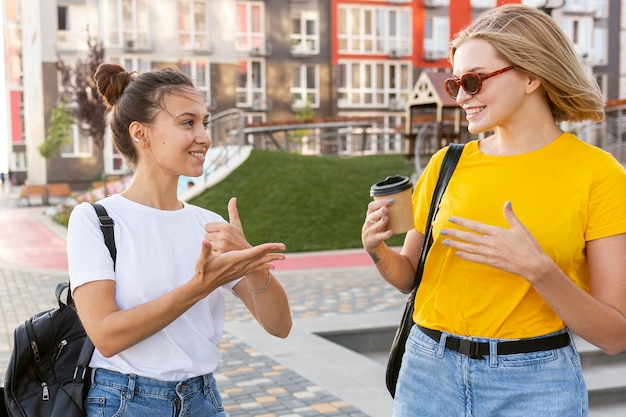 Freundinnen in der Stadt mit Gebärdensprache