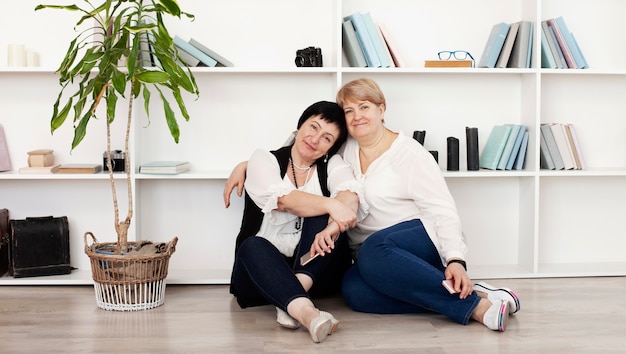 Freundinnen in einem Studio mit Büchern