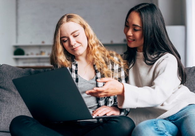 Freundinnen mit der Laptopunterhaltung