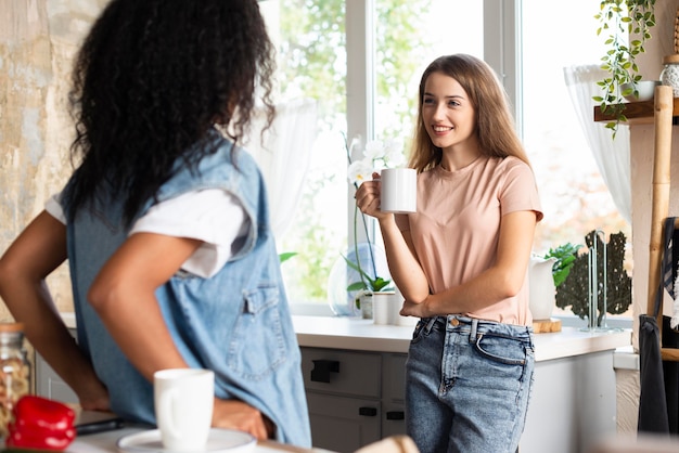 Freundinnen unterhalten sich in der Küche beim Kaffee