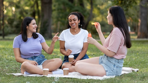 Freundinnen zusammen, die Spaß am Park haben