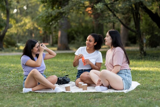 Freundinnen zusammen im Park, die Fotos machen