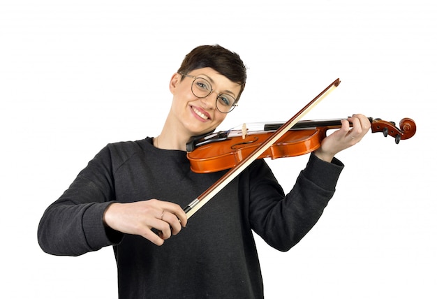 Freundliche frau, die violine spielt