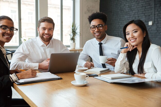 Freundliche junge zuhause coworking Kollegen