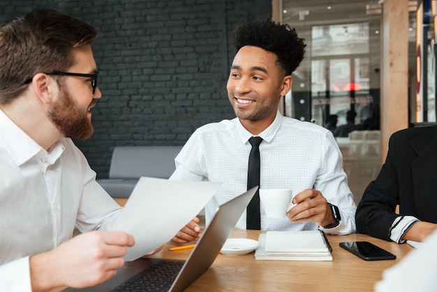 Freundliche junge zuhause coworking Kollegen