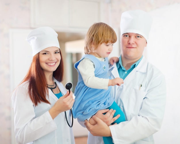 Freundliche Ärzte mit Kind