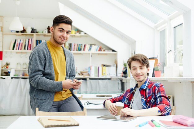 Freundliche Schüler