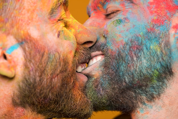 Freundlicher beißender Lippenfreund des Mannes
