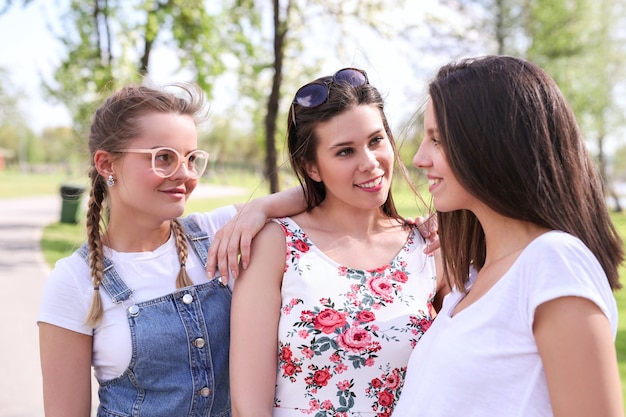 Kostenloses Foto freundschaft. frauen im park während des tages