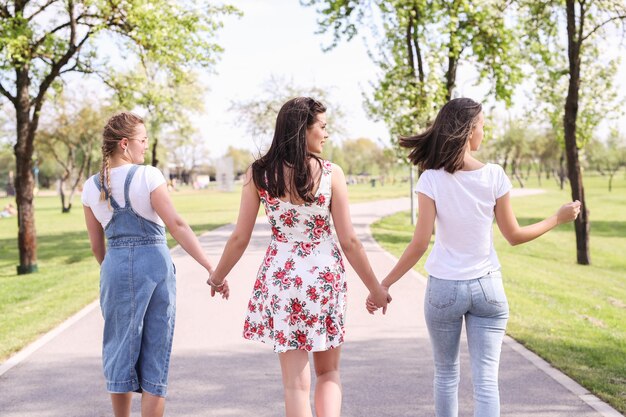 Freundschaft. Frauen im Park während des Tages