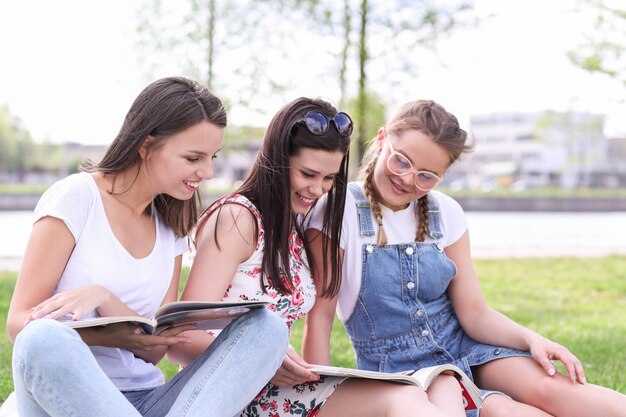 Freundschaft. Frauen im Park während des Tages