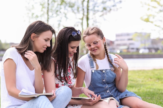 Freundschaft. Frauen im Park während des Tages