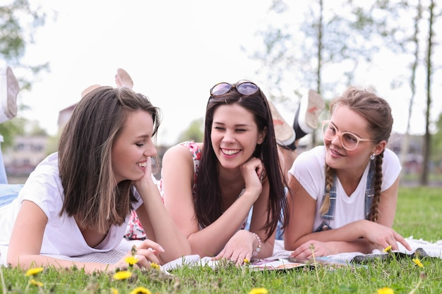 Freundschaft. frauen im park während des tages