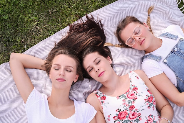 Freundschaft. Frauen im Park während des Tages