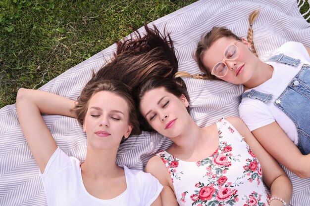 Freundschaft. Frauen im Park während des Tages