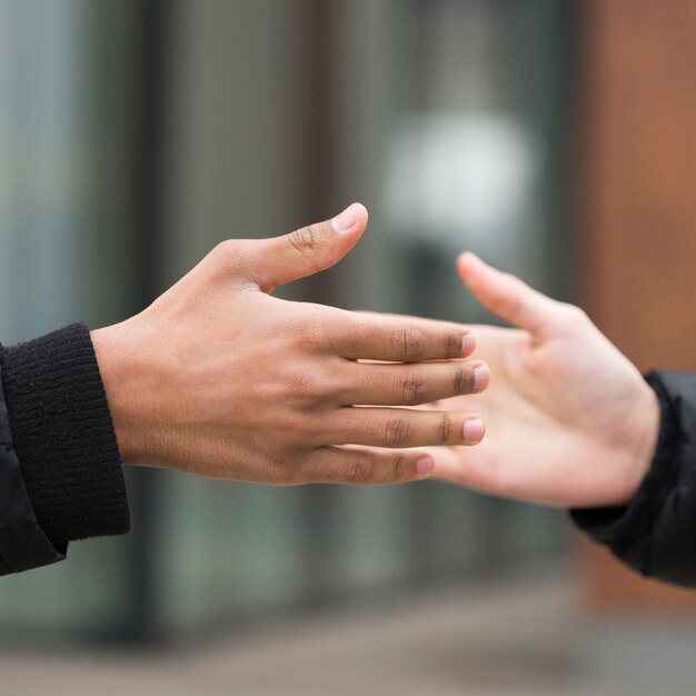 Freundschaftskonzept mit multiethnischen Menschen