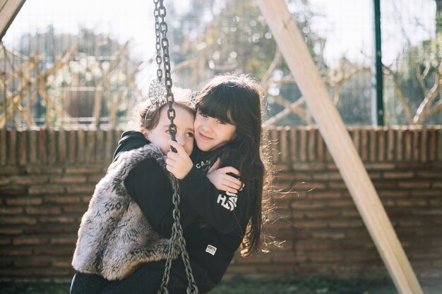 Freundschaftskonzept von zwei Mädchen auf Spielplatz