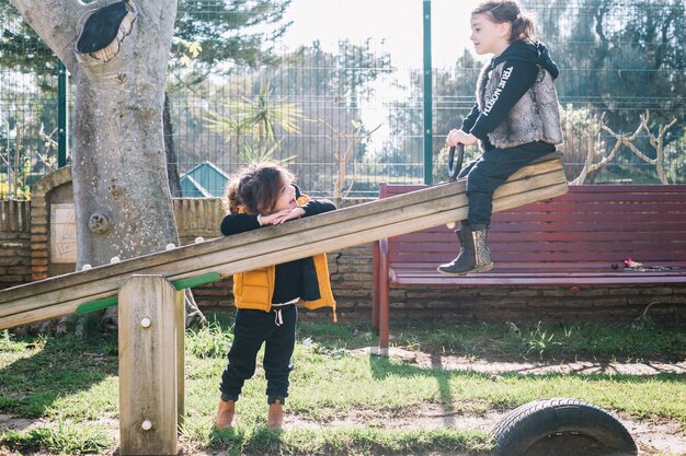 Freundschaftskonzept von zwei Mädchen auf Spielplatz