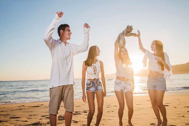 Freundschaftsparty am Strand