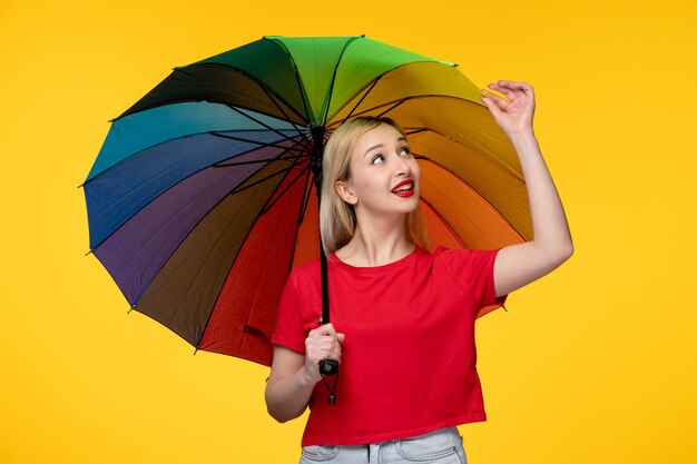 Frevo nettes blondes Mädchen, das brasilianisches Festival feiert, das Ränder des Regenschirms berührt