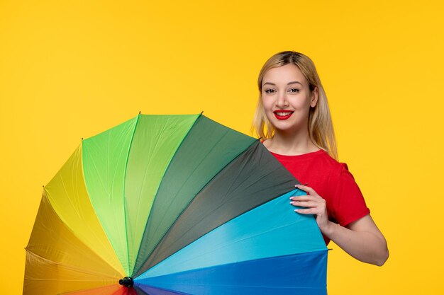 Frevo nettes blondes Mädchen, das brasilianisches Festival feiert, das sich mit Regenschirm bedeckt