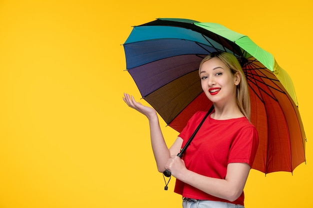 Frevo süßes blondes Mädchen, das brasilianisches Festival feiert, sehr glücklich mit buntem Regenschirm
