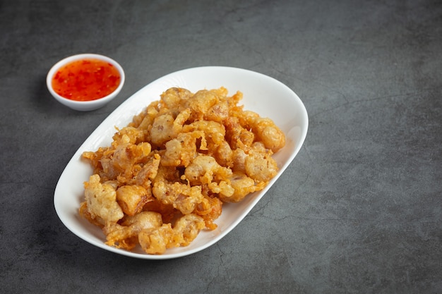 Fried Chicken Tendon mit Sauce servieren