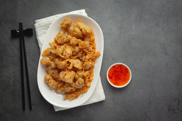 Fried Chicken Tendon mit Sauce servieren