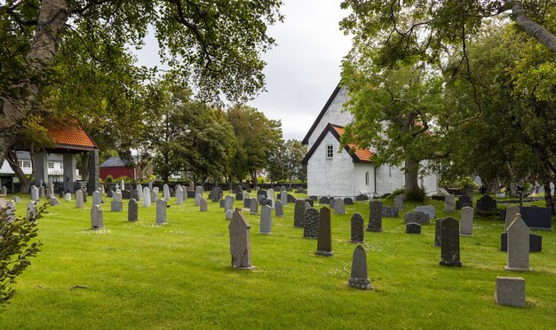 Friedhof im Hof in Norwegen während des Tages
