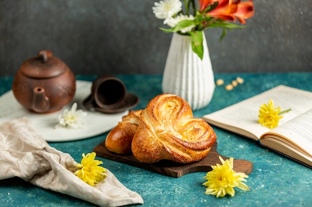 Frisch gebackene brötchen in form eines herzens