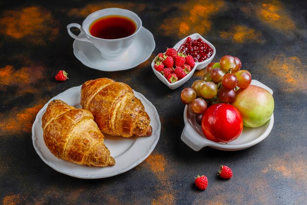 Frisch gebackene Croissants mit Himbeermarmelade und Himbeerfrüchten