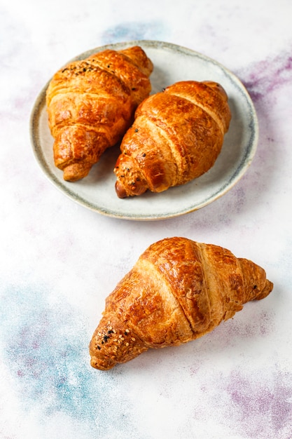 Kostenloses Foto frisch gebackene croissants.