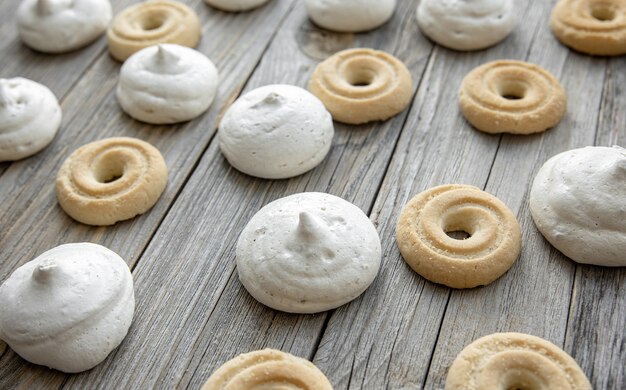 Frisch gebackene Lebkuchen und Bizet auf einer Holztischnahaufnahme