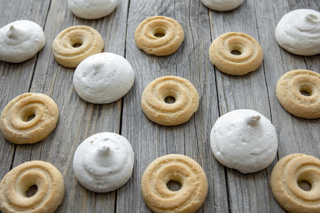 Frisch gebackene Lebkuchen und Bizet auf einer Holztischnahaufnahme