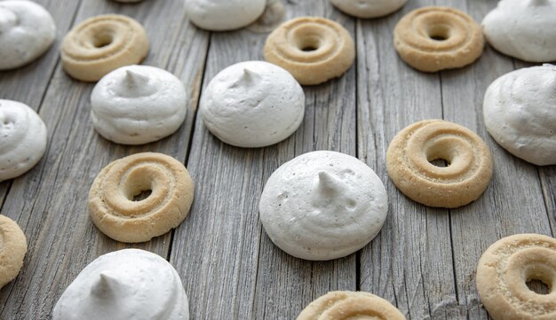 Frisch gebackene Lebkuchen und Bizet auf einer Holztischnahaufnahme