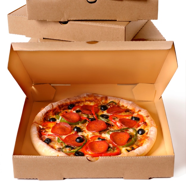 Frisch gebackene Pizza mit Stapel Lieferboxen