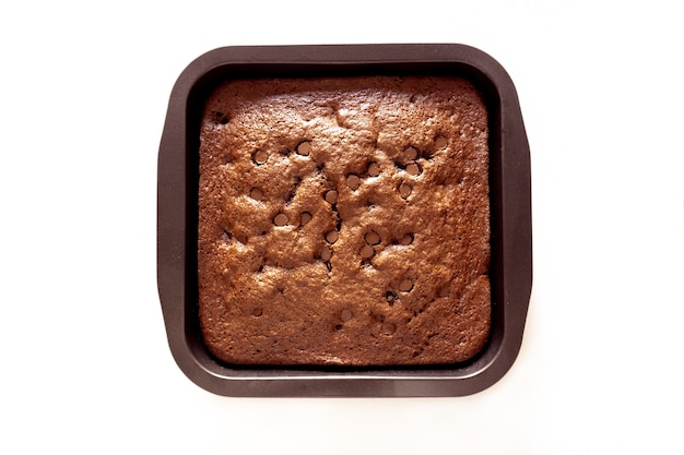 Frisch gebackener Schokoladenkeks Brownie in einer Pfanne isoliert