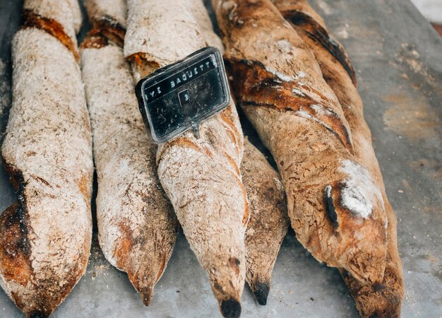 Frisch gebackenes Brot auf einem Tablett